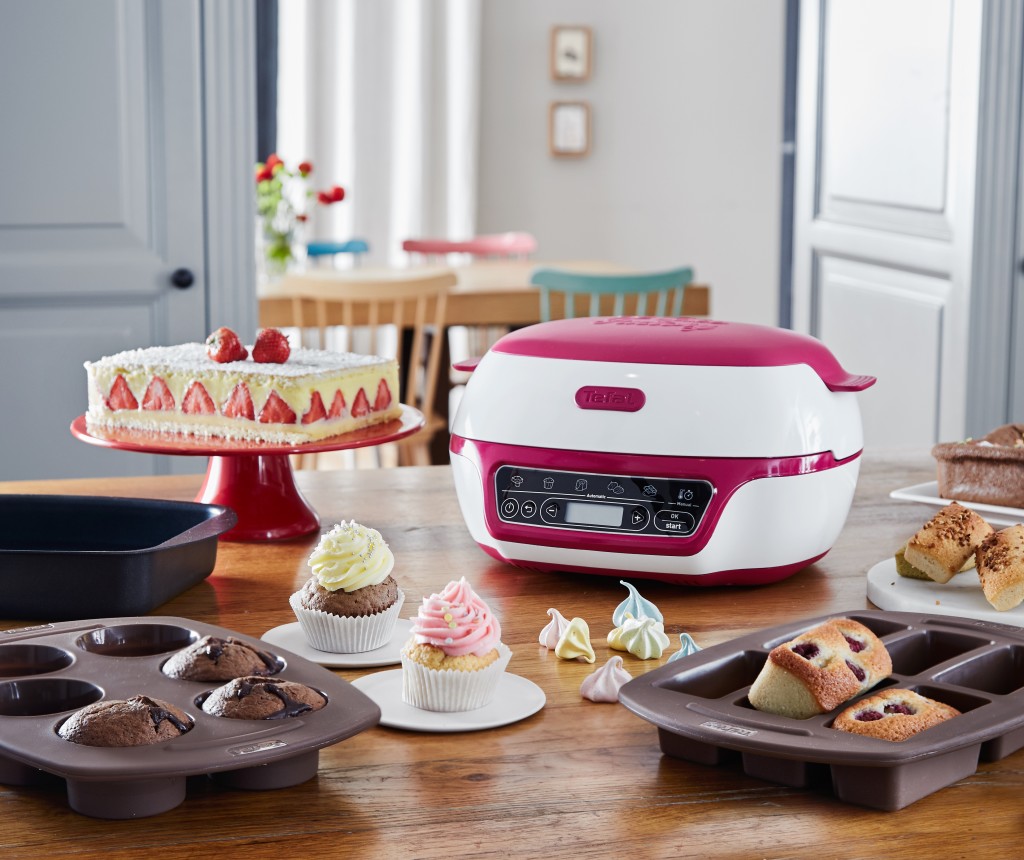 Above: The appliance comes with cake moulds.