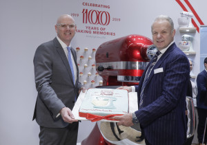 Above: KitchenAid’s cake presented by Ambiente’s Thomas Kastl beside the giant mixer to mark the brand’s centenary at Ambiente.