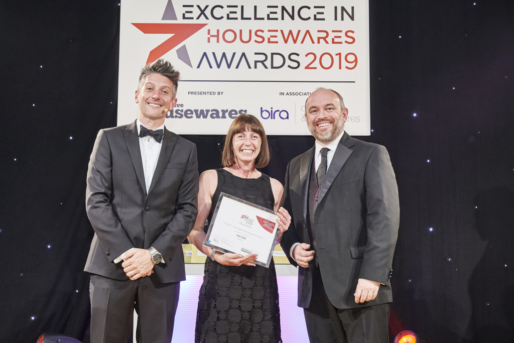 Above: Mark Chapman, from the IHA’s UK office, presented the gia trophy to Tracey Rushton-Thorpe on behalf of Jarrold during The Excellence in Housewares Awards.