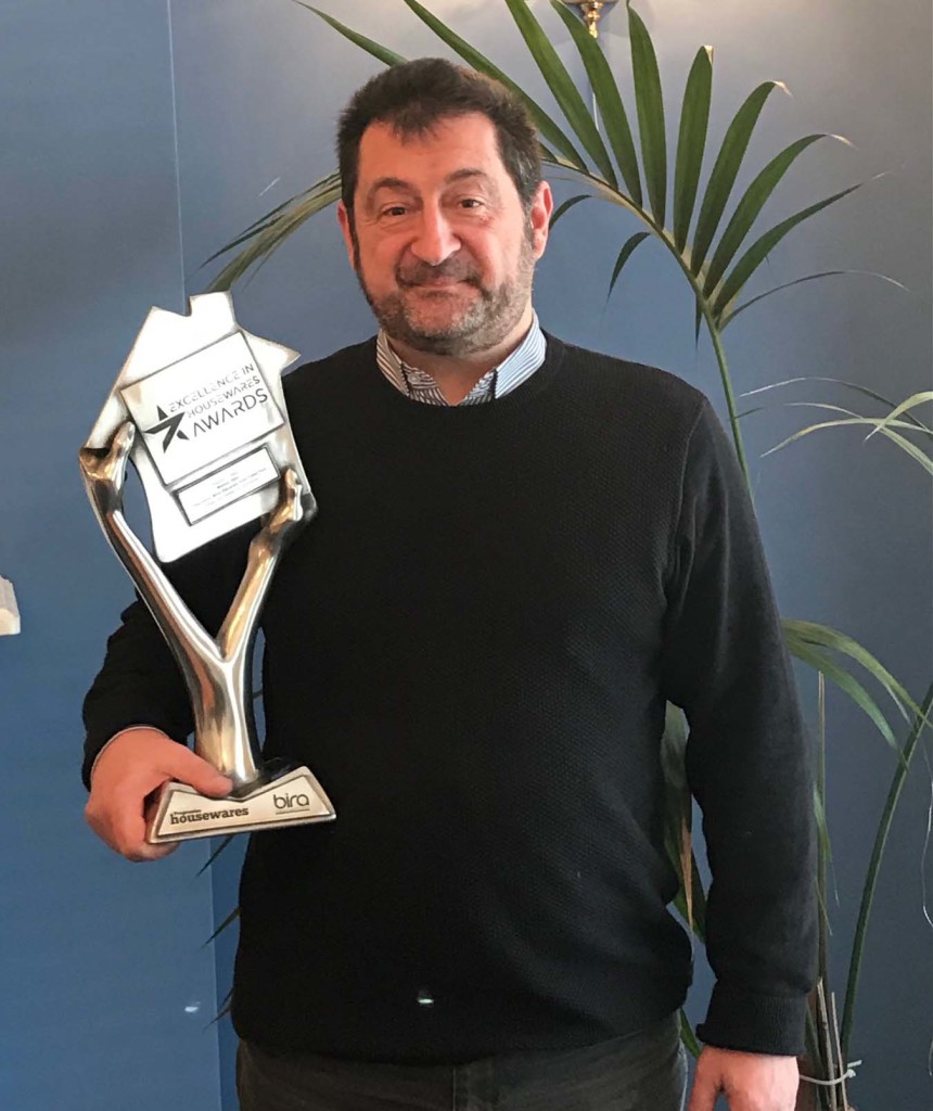 Above: CellarDine’s managing director Peter Dunne with the Plugged In trophy for the Electronic Wine Aerator.