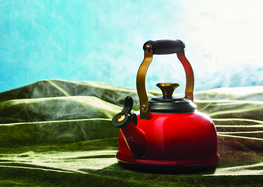 Above: With its single-tone whistling spout, the Hogwarts Express Kettle is adorned with a gold-coloured knob, bearing the famous train platform number: 9 ¾. 